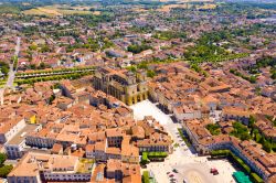 Panorama aereo della città di Auch, Francia: sviluppatasi in età romana con il nome di Augusta Auscorum, è stata la prima capitale della contea d'Armagnac e cuore storico ...