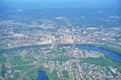 Panorama aereo della città di Hartford, Connecticut (America). I primi abitanti di questa località furono indiani che la chiamarono Suckiaug.
