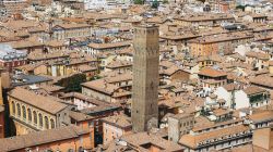 Panorama aereo della Torre Prendiparte a Bologna, Emilia-Romagna. Si trova in via Sant'Alò ed è una delle circa 20 torri gentilizie ancora esistenti nel centro storico cittadino.
 ...