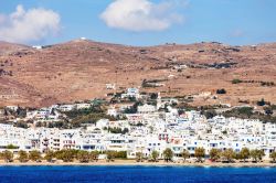 Panorama aereo dell'isola di Tino, arcipelago delle Cicladi. Questa pittoresca e autentica isola della Grecia è lambita dalle acque del Mare Egeo.



