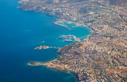 Panorama aereo su Kusadasi, Turchia - L'Isola dei Piccioni e la costa litoranea della città fotografate dall'alto: il panorama che si ammira su quest' angolo di Turchia è ...