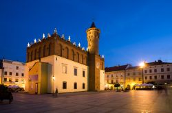 Panorama by night del Palazzo Municipale di Tarnow, Polonia.
