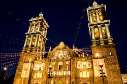 Panorama by night della cattedrale di Puebla, Messico. E' uno splendido esempio di barocco coloniale spagnolo.



