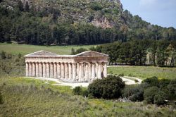 Vista panoramica del Tempio Greco di Segesta. Posto sotto le pendici del Monte Barbaro, è sicuramente uno dei luoghi più iconici della Sicilia occidentale - © Sofia Kozlova ...