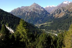 Panorama dal passo del Maloja in direzione dell'Italia, Soglio, Svizzera. Questo importante valico stradale svizzero delle Alpi Retiche occidentali raggiunge quota 1815 metri.

