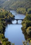 Panorama dall'alto del fiume Dordogna a Beynac-et-Cazenac, (Francia). Lungo 490 km, questo corso d'acqua deve il suo nome ai due torrenti che si uniscono sui fianchi del Puy de Sancy, ...