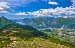 Panorama dall'alto del monte Stivo del borgo di Arco, vicino a Nago-Torbole, lago di Garda (Trentino Alto Adige).



