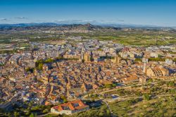 Panorama dall'alto della città di Xativa, nei pressi di Valencia, Spagna. Si trova ai piedi della Sierra de Aguyas, a 115 m.s.l.m. nella valle del fiume Albaida.



