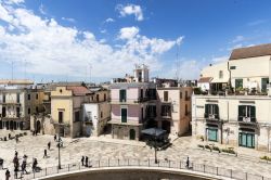Panorama dall'alto della principale piazza di Bitonto, Puglia. Conosciuta come città degli ulivi, Bitonto vanta un centro storico ricco di monumenti e edifici storici - © wlablack ...
