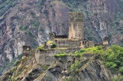 Panorama del castello di Montjovet, Valle d'Aosta. Del suo aspetto originario rimangono poche tracce e non si conosce con certezza neppure la sua data di costruzione  - © LianeM ...