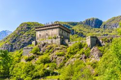 Panorama del castello di Verres, Valle d'Aosta. Situata su un promontorio, questa fortezza medievale domina il paese. E' uno dei più famosi manieri valdostani - © elitravo ...