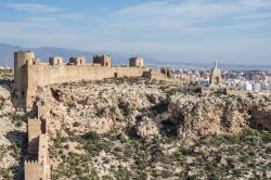 Panorama del castello moresco e delle mura di Jayran dalla fortezza di Alcazaba, Spagna. La città deve il suo nome dall'arabo al-Miriya (specchio) o da al-Meraya (torre di osservazione) ...