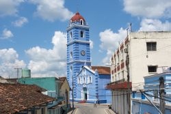 Panorama della chiesa parrocchiale Mayor del Espiritu Santo a Sancti Spiritus. E' la più antica chiesa cattolica di Cuba. La bella facciata azzurro pastello è abbellita dal ...