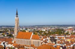Panorama della cittadina di Landshut con la torre campanaria che s'innalza sopra i tetti delle abitazioni (Germania).

