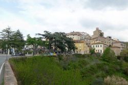 Il Panorama della cittadina di Santa Luce in Toscana - © Lucarelli - CC BY-SA 3.0, Wikipedia