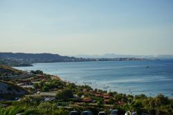 Panorama della costa e del mare di Crotone, Calabria. La città, situata sul versante est della regione, si affaccia sul mar Ionio presso la foce del fiume Esaro.



