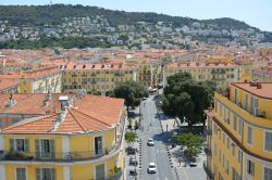 Panorama della parte antica della città di Nizza, Francia. Una bella veduta dall'alto sui tetti della città della Costa Azzurra.
