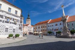 Panorama della piazza principale nella città vecchia di Mikulov, Repubblica Ceca. A impreziosire questa piazza ci sono una fontana con statua dell'inizio del XVIII° secolo e la ...