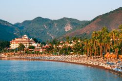 Panorama della spiaggia di Icmeler vicino a Marmaris, Turchia. Situato a 8 chilometri dal centro storico di Marmaris, questo tratto di litorale è il più frequentato della zona.

 ...