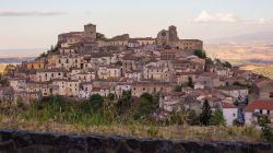 Panorama di Altomonte, provincia di Cosenza, Calabria. Questo territorio è rinomato per i vigneti e gli uliveti: fra i prodotti ci sono i vini  balbini tanto decantati da Plinio ...