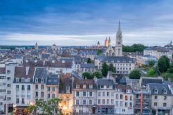 Panorama di Caen dall'alto, Francia. Appollaiata sulle sponde del fiume Orne, Caen sorge nel cuore della Normandia ed ospita un centro storico dal sapore antico - © pisaphotography ...