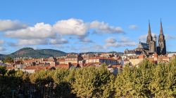 Panorama di Clermont Ferrand, la grande città francese nel Massiccio Centrale in Alvernia