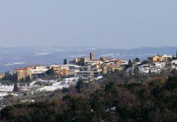 Panorama di Gambassi terme dopo una nevicata invernale sulla Toscana - ©  Ildebrando - Wikipedia