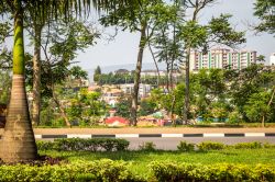 Panorama di Kigali con il Lemigo Hotel sullo sfondo in una domenica vietata al traffico veicolare (Ruanda) - © Stephanie Braconnier / Shutterstock.com