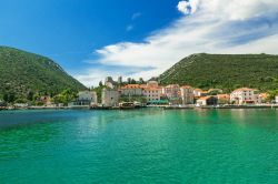 Panorama di Mali Ston da una barca sul Mare Adriatico, Croazia. Stagno Piccola, città gemella di Ston, sorge sul versante nord della penisola.

