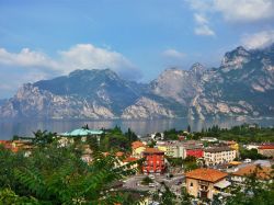 Panorama di Riva del Garda e il lago fotografati dal Monte Brione in Trentino