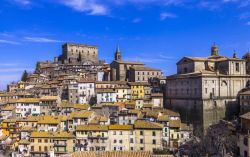 Panorama di Soriano nel Cimino, Lazio. Nato sulle ceneri della vecchia Surrina vetus, questo borgo è uno dei centri di villeggiatura più interessanti della Tuscia: situato a 510 ...
