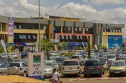 Panorama di un moderno edificio dedicato agli affari a Kiyovu nei pressi di Kigali, Ruanda (Africa). Si tratta dello Chic Building nei pressi di KN 2 Avenue - © Andreas Marquardt / Shutterstock.com ...