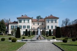 Panorama di Villa Orrigoni Menafoglio Litta Panza a Biumo Superiore, Varese, Lombardia. E' nota per la sua collezione d'arte contemporanea e per i giardini che si estendono per 33 mila ...