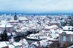 Panorama invernale dall'alto del centro di Bamberga, cittadina della Baviera (Germania), al calar del sole.

