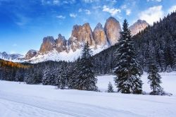 Panorama invernale del Geisler o vette delle Odle in Val di Funes, Alto Adige. Il suggestivo paesaggio naturale che circonda il villaggio di Santa Maddalena.