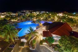 Panorama notturno su hotel e piscina a Cayo Largo, Cuba. Una bella immagine dall'alto di un residence lussuoso ospitato in questa perla del territorio cubano.



