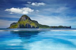 Panorama su Cadlao Island, El Nido, dalla piscina di un resort di lusso (Filippine).



