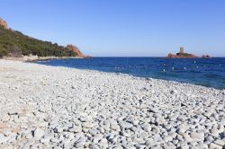 Panorama su Cap Dramont vicino a Agay, Francia - Il promontorio roccioso di capo Dramont è situato in Costa Azzurra sulla strada costiera che da Théoule conduce a Saint-Raphael. ...