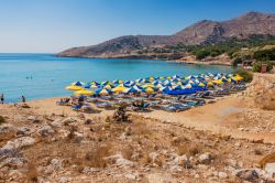 Panorama su Pontamos Beach a Chalki, Dodecaneso. E' una delle spiagge più popolari e frequentate dai turisti nell'isola greca.



