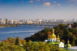 Panorama sul fiume Dnieper e sul Pechersk Lavra a Kiev, Ucraina. Una bella immagine del monastero delle grotte, antico luogo di culto fondato nel 1051 dai monaci Antonio e Teodosio, con il fiume ...