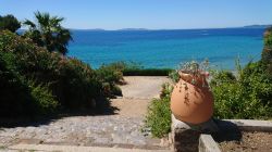 Panorama sul Mediterraneo da una terrazza di Rayol-Canadel-sur-Mer, Francia.
