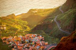Panorama sul paese di Agulo, isola di La Gomera, Spagna. Considerato uno dei più bei borghi dell'isola, si estende su uno sperone di roccia. Questo grazioso villaggio è attraversato ...