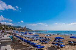 Panorama sulla spiaggia di Sitges, Spagna. Quasi tutte le spiagge della cittadina sono attrezzate con sdraio e ombrelloni.
