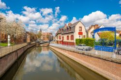 Un panorama sulle case tradizionali di Amiens, Francia. Importante centro per l'industria tessile durante l'epoca medievale, Amiens si distende sulla riva meridionale del fiume Somma.
 ...