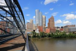 Una pittoresca panoramica di Pittsburgh dal Smithfield Street Bridge con il fiume Monongahela, Pennsylvania.
