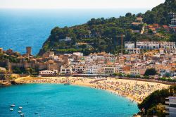 Panoramica di Platja Gran: la grande spiaggia di Tossa de Mar - la più grande e famosa spiaggia di Tossa de Mar, favolosa località marittima nella provincia di Girona, in Catalogna, ...