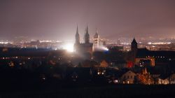 Panoramica notturna di Bamberga con la cattedrale in inverno (Germania).
