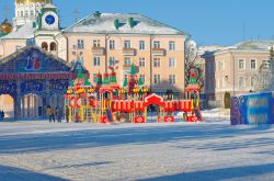 Parco giochi invernale nella piazza di Saransk, Russia. Allestito per il periodo natalizio, accoglie giochi e divertimenti per i più piccoli - © g0d4ather / Shutterstock.com