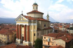 Parrocchiale di Sant'Andrea a Pavone Canavese in Piemonte - © Alessandro Vecchi, CC BY-SA 3.0, Wikipedia