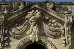 Particolare architettonico su una delle facciate esterne del chateau Maisons-Laffite in Francia - © Pack-Shot / Shutterstock.com